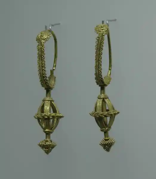 Temple pendants gold with a solar symbol design